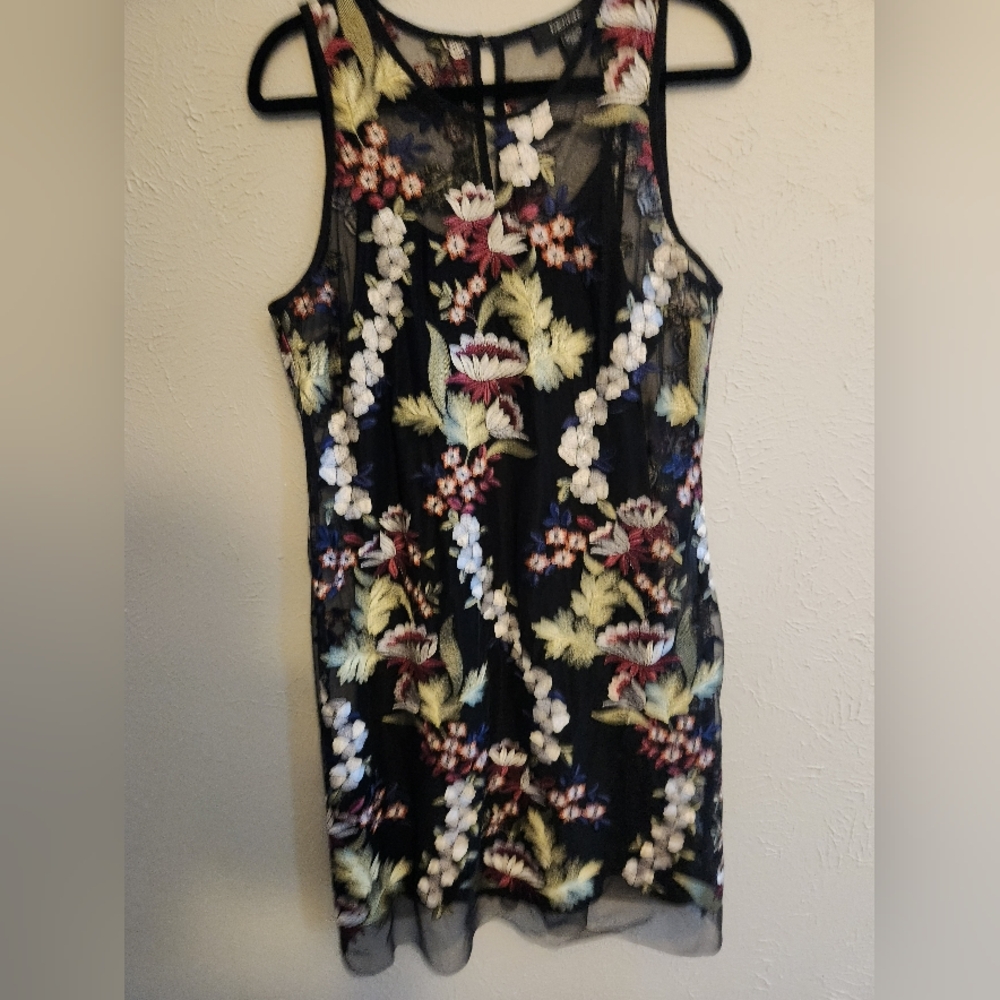 KAREN KANE beautiful elegant short embroidered dress, lined